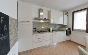 Oven, stovetop - Furius Apartments 9-D: Designer three-room apartment with reserved parking space (Roncanova)