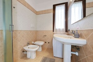 Dusche, Haartrockner, Bidet, Handtücher