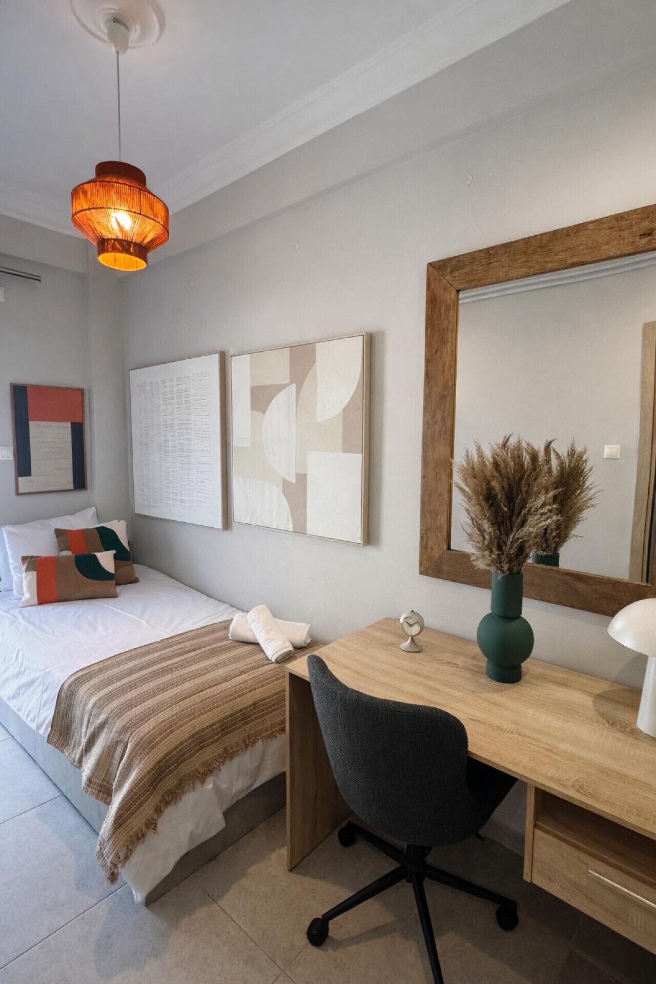 2 bedrooms, desk, iron/ironing board, WiFi