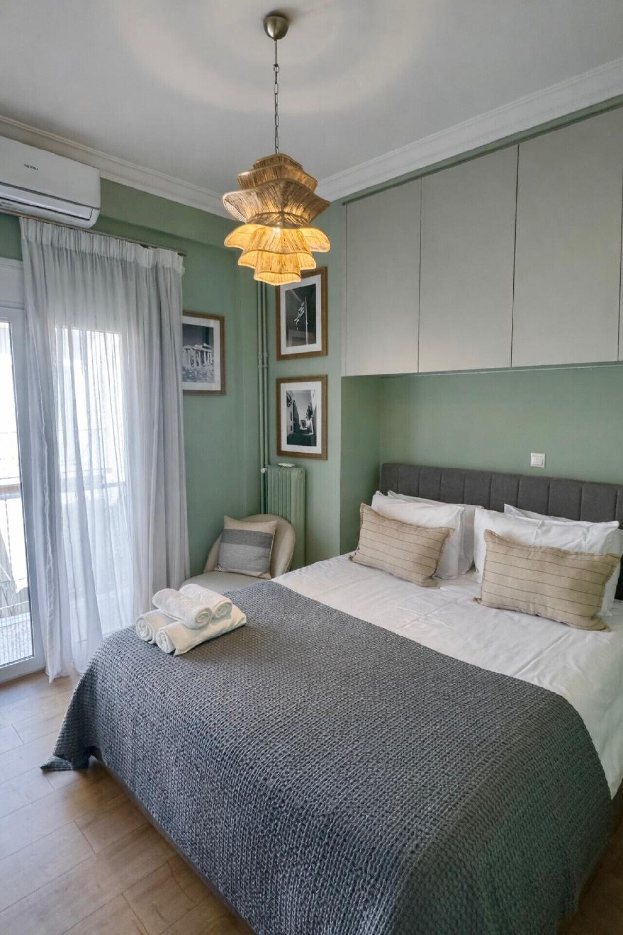 2 bedrooms, desk, iron/ironing board, WiFi