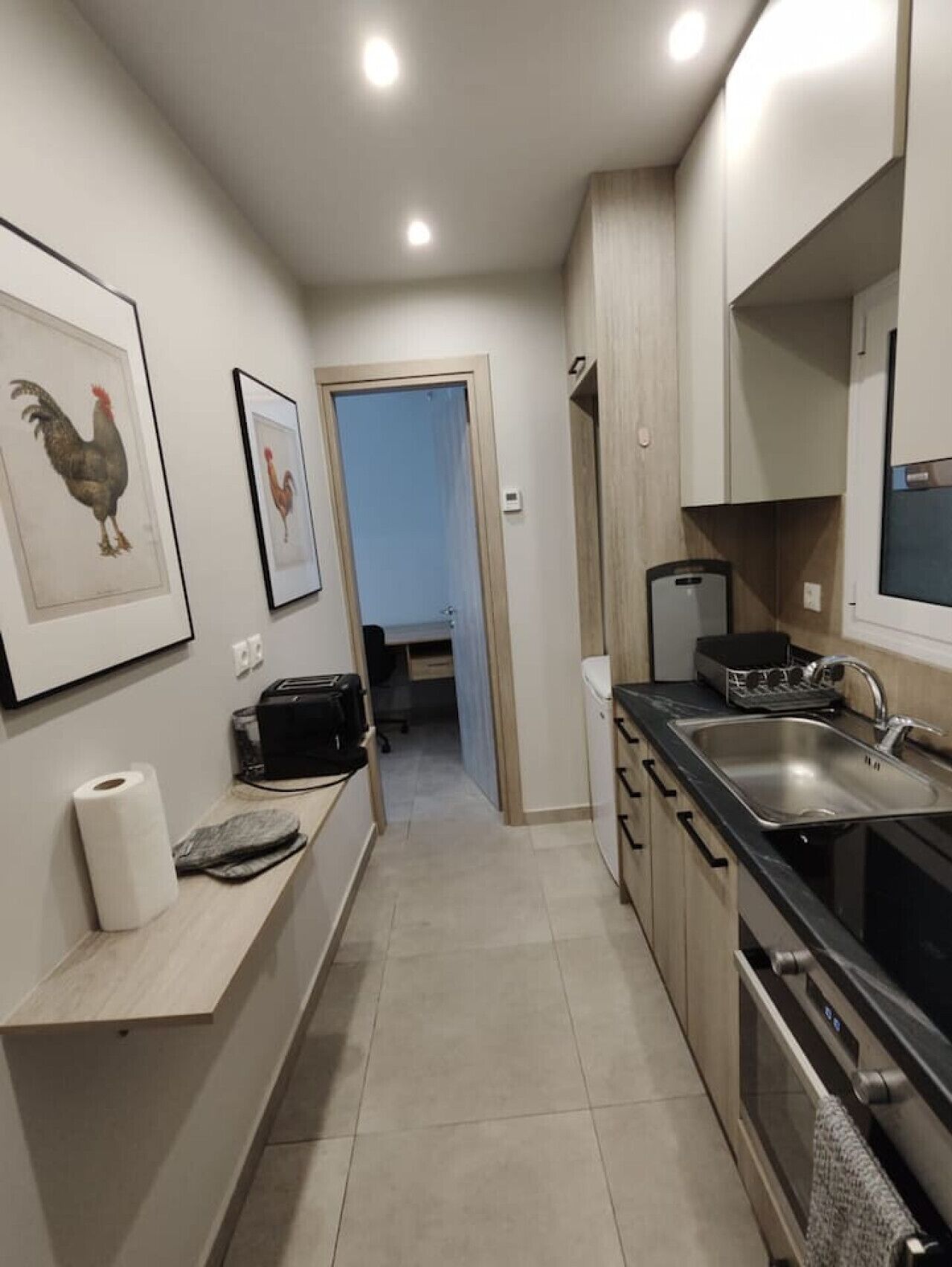 Fridge, oven, stovetop, coffee/tea maker