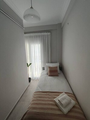 2 bedrooms, desk, iron/ironing board, WiFi