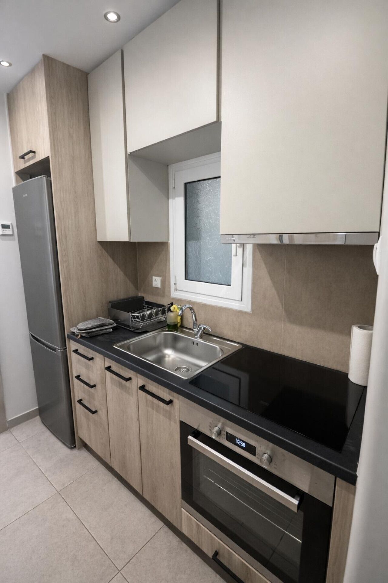 Fridge, oven, stovetop, coffee/tea maker