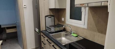 ثلاجة، فرن، موقد طهي مسطح، ماكينة لصنع القهوة/الشاي