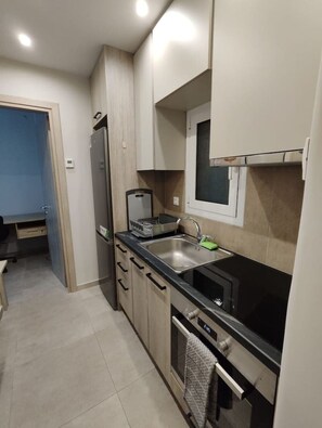 Fridge, oven, stovetop, coffee/tea maker