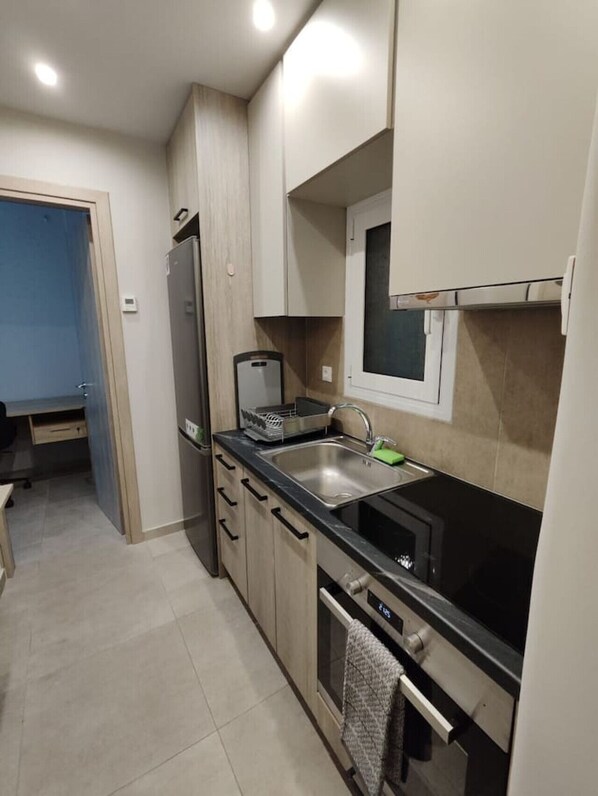 Kylskåp, ugn, spishäll och kaffe- och tebryggare