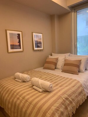 2 bedrooms, iron/ironing board, WiFi