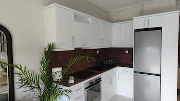 Køleskab, ovn, kogeplade, kaffe-/temaskine