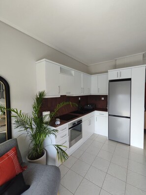 Kylskåp, ugn, spishäll och kaffe- och tebryggare