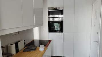 Køleskab, mikrobølgeovn, ovn, kogeplade