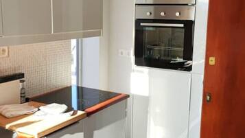 Køleskab, mikrobølgeovn, ovn, kogeplade