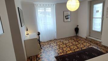 Työpöytä, silitysrauta/-lauta, vauvan matkasänky, ilmainen Wi-Fi