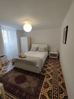 Een bureau, een strijkplank/strijkijzer, reisbedje, gratis wifi