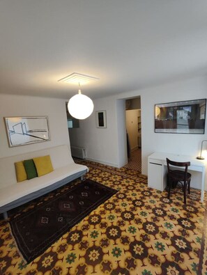 Smart TV - Stylish Urban Haven | Steps from the Acropolis in Historic Filopappou (Athina)