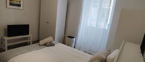 Schreibtisch, Bügeleisen/Bügelbrett, Reisekinderbett, kostenloses WLAN