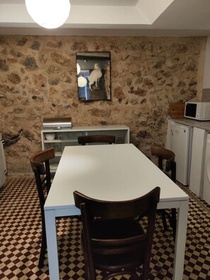Dining - Stylish Urban Haven | Steps from the Acropolis in Historic Filopappou (Athina)