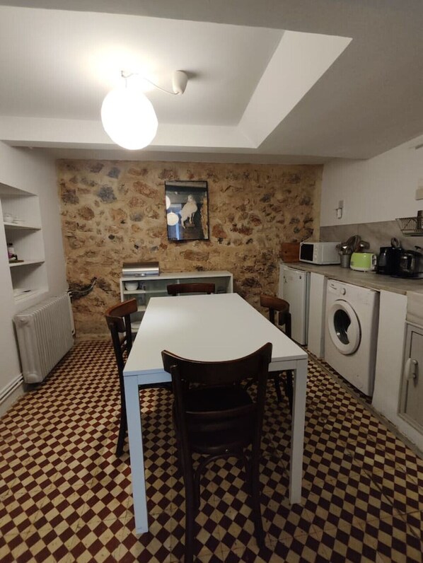 Dining - Stylish Urban Haven | Steps from the Acropolis in Historic Filopappou (Athina)