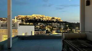 A rooftop terrace with a view of a historic building on a hill. - Acropolis View Penthouse | Panoramic Terrace in the Heart of Athens (Athina)