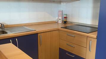 Een koelkast, een magnetron, een koffiezetapparaat/waterkoker