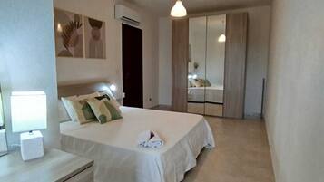 1 camera, culla da viaggio, lenzuola