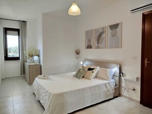 1 bedroom, travel crib, bed sheets