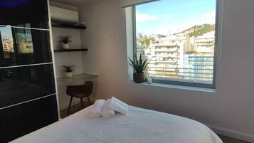 1 sovrum, skrivbord, strykjÀrn/strykbrÀda och resesÀng