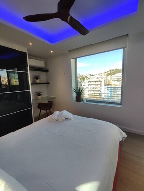 1 slaapkamer, een bureau, een strijkplank/strijkijzer, reisbedje