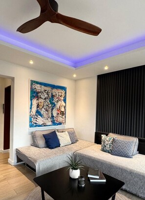 TV - Panoramic Acropolis View Retreat | Spacious Apartment on the Edge of Koukaki & Neos Kosmos (Athina)