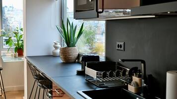 Fridge, microwave, stovetop, dishwasher