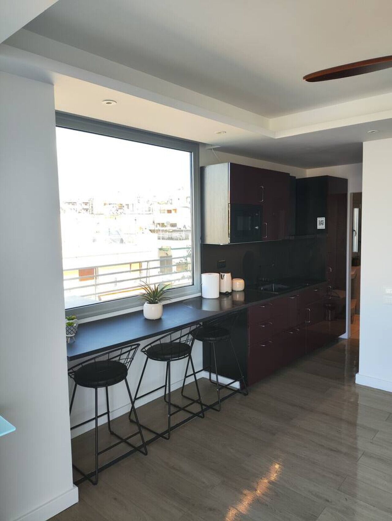 Kylskåp, mikrovågsugn, spishäll och diskmaskin