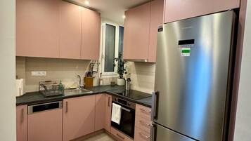 Frigorifero, microonde, forno, piano cottura