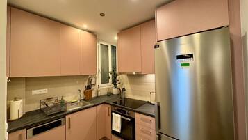 Køleskab, mikrobølgeovn, ovn, kogeplade