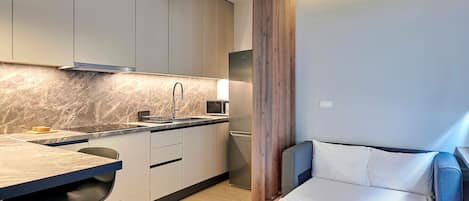 1 quarto, escrivaninha, ferros/tábuas de passar roupa, berço de viagem