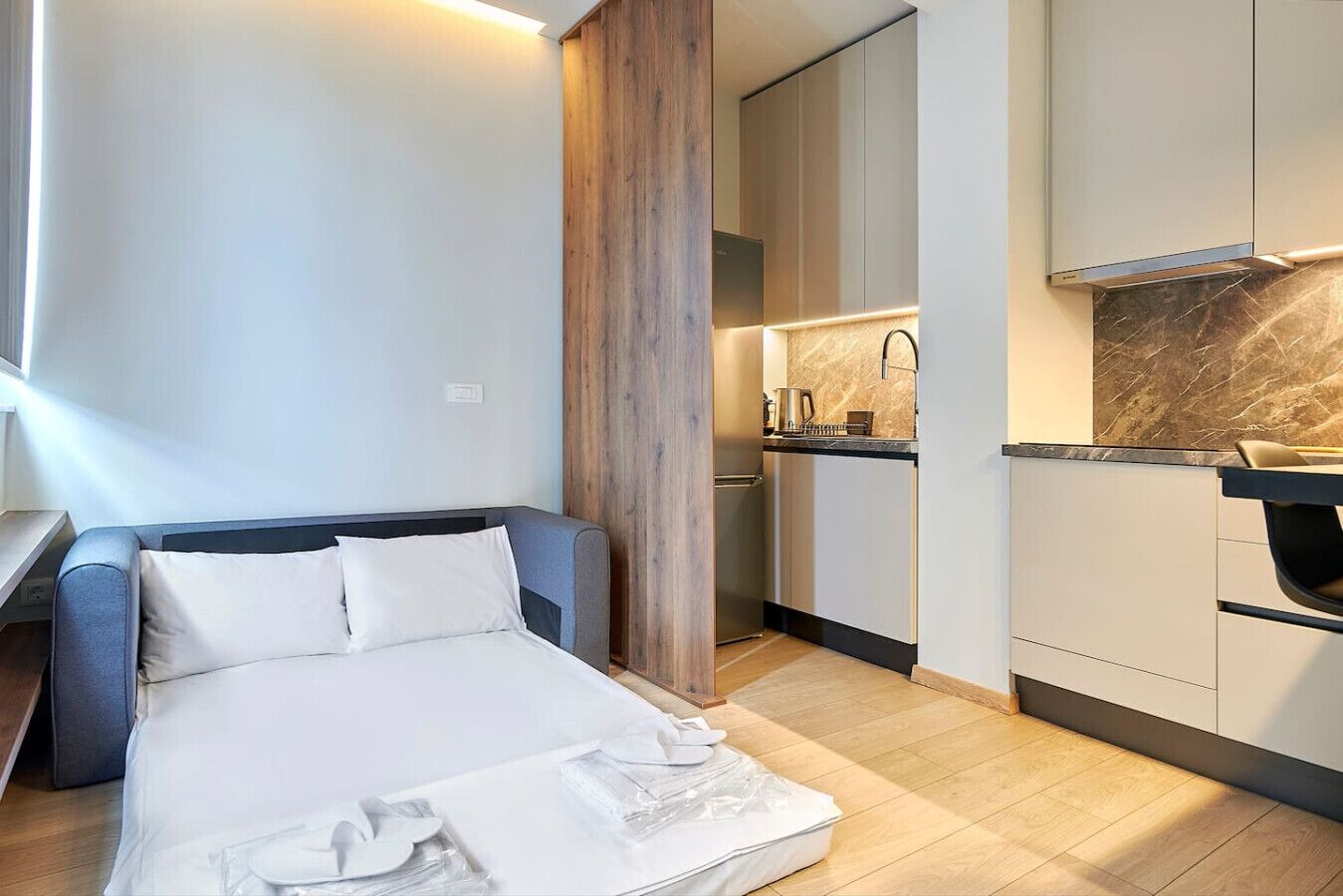 1 habitación, escritorio, tabla de planchar con plancha y cuna de viaje 