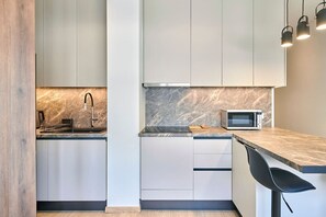 Mikrowelle, Ofen, Wasserkocher mit Kaffee-/Teezubehör, Toaster