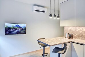 Mikrowelle, Ofen, Wasserkocher mit Kaffee-/Teezubehör, Toaster