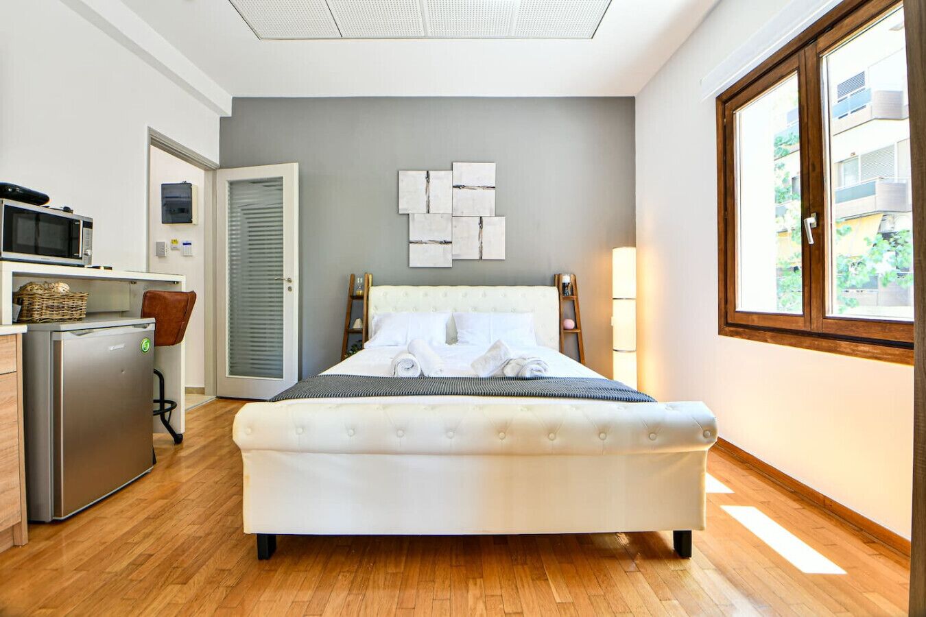 1 habitación, escritorio, tabla de planchar con plancha y cuna de viaje 