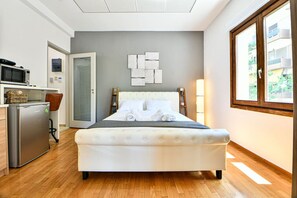 1 camera, una scrivania, ferro/asse da stiro, culla da viaggio