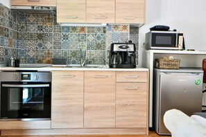 Frigorifero, microonde, forno, piano cottura