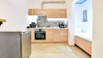 Køleskab, mikrobølgeovn, ovn, kogeplade