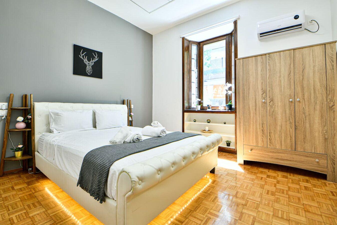 2 室のベッドルーム、デスク、アイロン / アイロン台、旅行用ベビーベッド