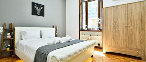 2 Schlafzimmer, Schreibtisch, Bügeleisen/Bügelbrett, Reisekinderbett