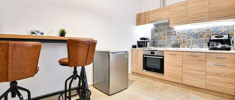 Réfrigérateur, micro-ondes, four, plaque de cuisson