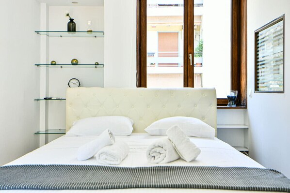 1 chambre, bureau, fer et planche à repasser, lit parapluie