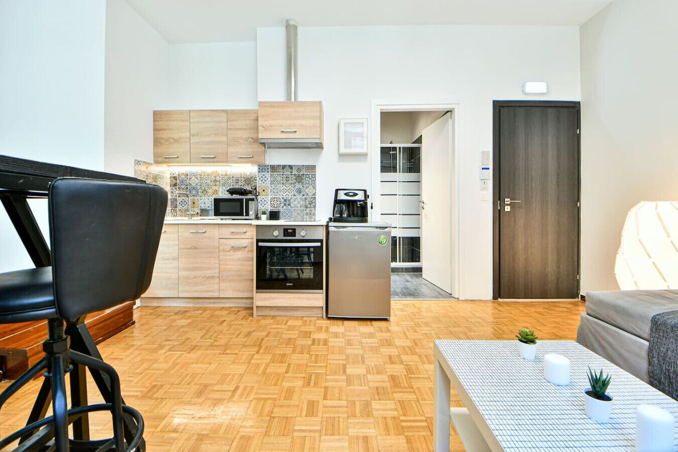 冷蔵庫、電子レンジ、オーブン、コンロ