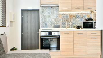 Køleskab, mikrobølgeovn, ovn, kogeplade