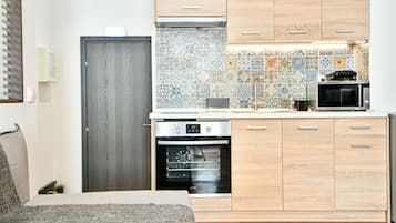 Kühlschrank, Mikrowelle, Ofen, Herdplatte