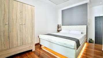 1 slaapkamer, een bureau, een strijkplank/strijkijzer, reisbedje