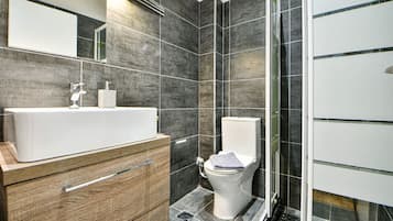 Een haardroger, handdoeken