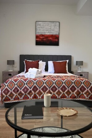 2 Schlafzimmer, Schreibtisch, Bügeleisen/Bügelbrett, Reisekinderbett